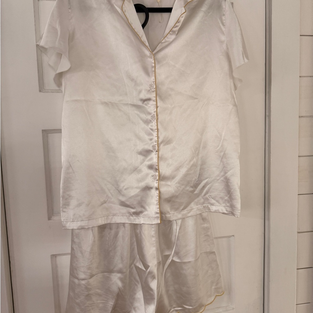 Ekouaer Satin Pajama Set – Wmn’s Size L, Ivory Short Sleeve Button Top & Shorts